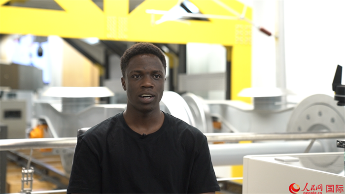 星空电竞app2026最新版肯尼亚籍留学生阿布接受人民网采访。人民网 周琳佳 摄